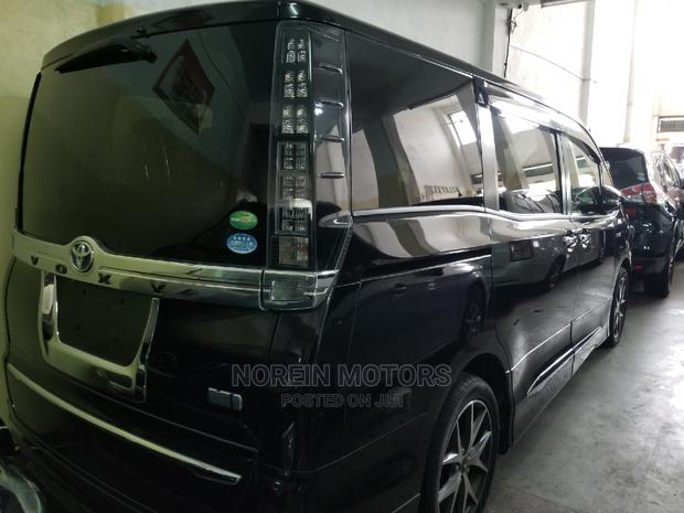 New 2015 Toyota Voxy Black: Premium MPV Offer
