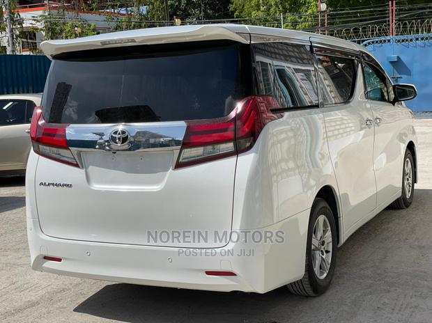 White 2016 Toyota Alphard High-End Sedan