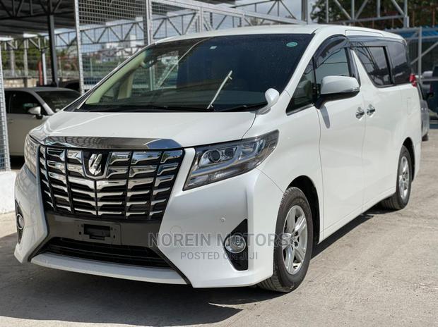 White 2016 Toyota Alphard High-End Sedan