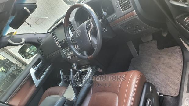 Black Edition 2016 Toyota Land Cruiser: Unmatched Style