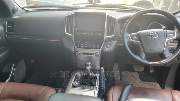 Black Edition 2016 Toyota Land Cruiser: Unmatched Style