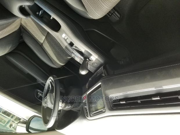Blue 2014 Honda Vezel: Achieve Style and Comfort