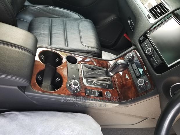 Black Volkswagen Touareg 2014: Sleek & Stylish SUV