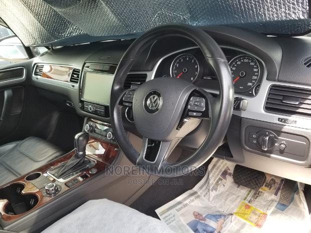 Black Volkswagen Touareg 2014: Sleek & Stylish SUV