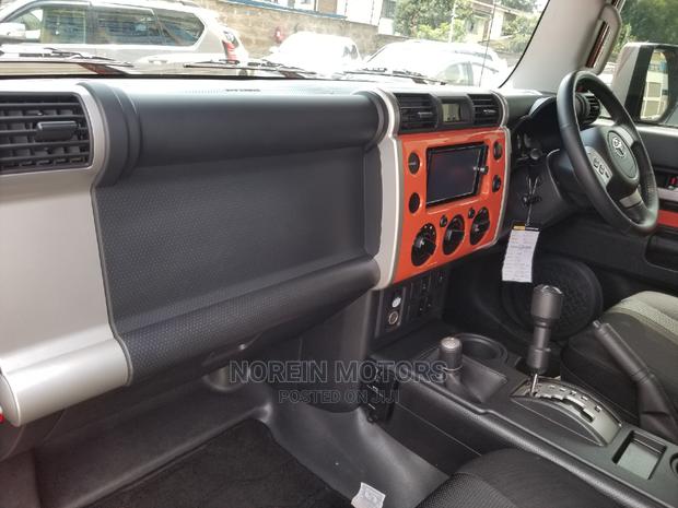 2014 Toyota FJ Cruiser Orange - Perfect for Outdoor Enthusiasts