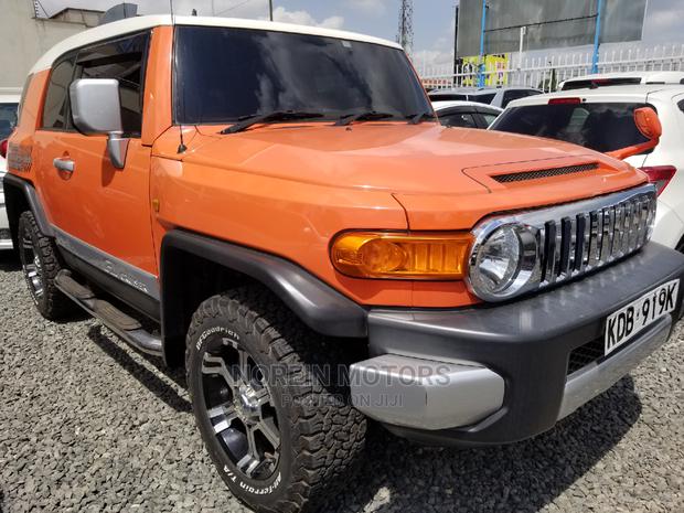 2014 Toyota FJ Cruiser Orange - Perfect for Outdoor Enthusiasts