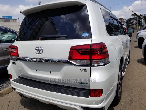 Toyota Land Cruiser 2016: Reliability Meets Off-Road Capability