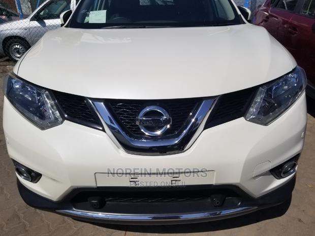 2015 White Nissan X-Trail Adventure Vehicle