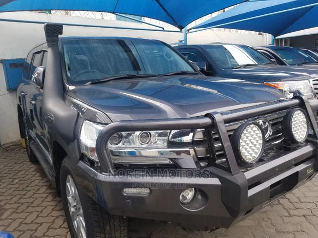 Experience the 2017 Land Cruiser by Toyota: Unmatched Quality!