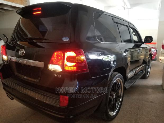 2015 Toyota Land Cruiser Black - Ultimate Luxury Off-Road Vehicle