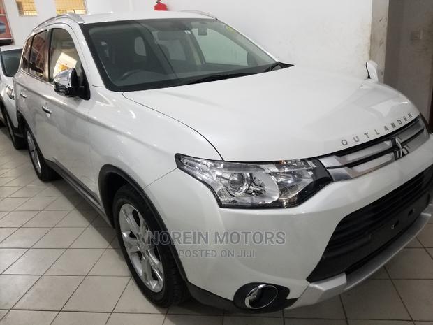 White Mitsubishi Outlander 2015 - Affordable and Spacious SUV