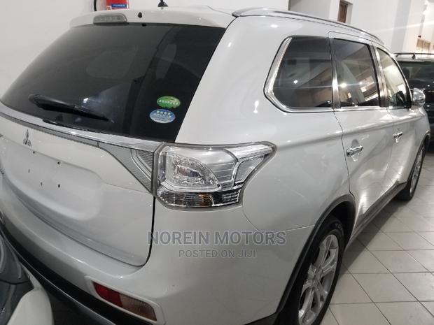White Mitsubishi Outlander 2015 - Affordable and Spacious SUV