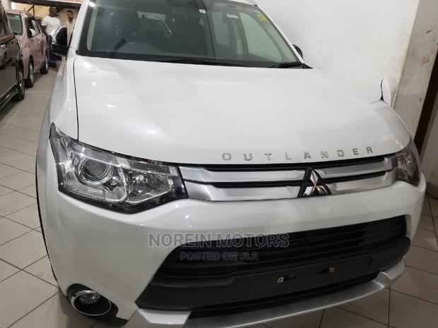 White Mitsubishi Outlander 2015 - Affordable and Spacious SUV