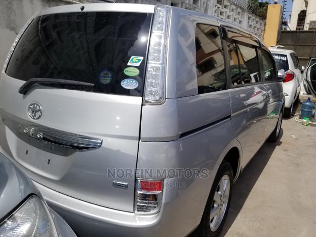 2016 Toyota ISIS Silver: Premium Performance