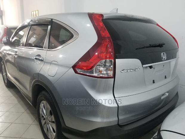 2015 Honda CR-V: Silver Edition - Versatile and Modern SUV