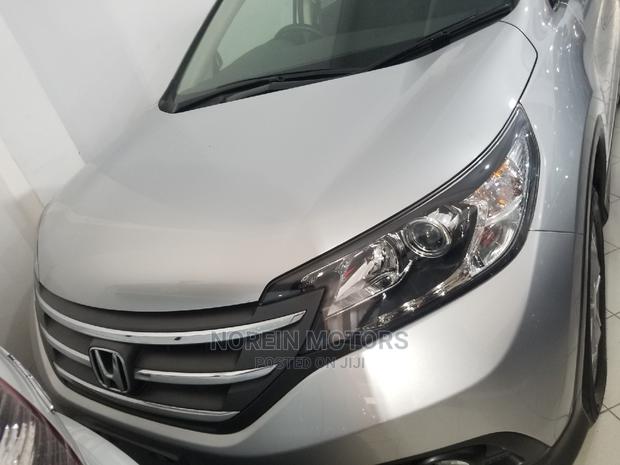 2015 Honda CR-V: Silver Edition - Versatile and Modern SUV
