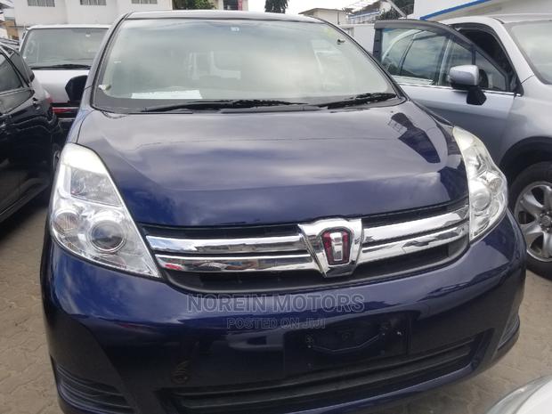 2015 Toyota ISIS Blue - Pre-owned Luxury Sports Car