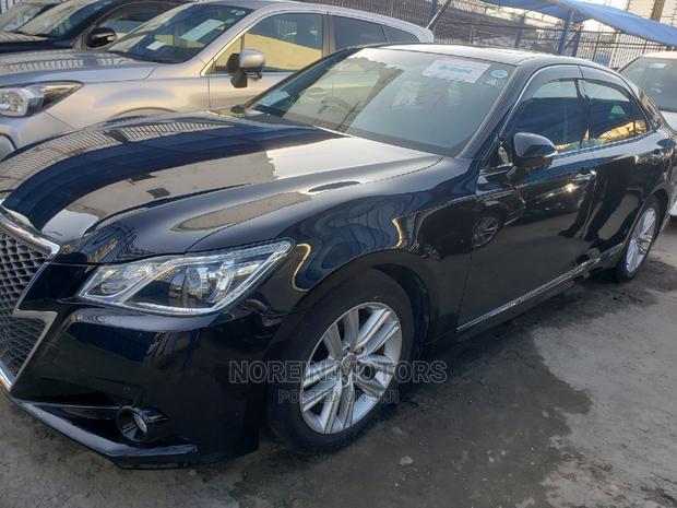 Toyota Crown 2014: Graceful, Powerful, and Efficient