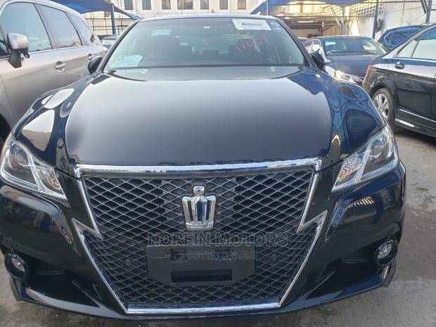 Toyota Crown 2014: Graceful, Powerful, and Efficient