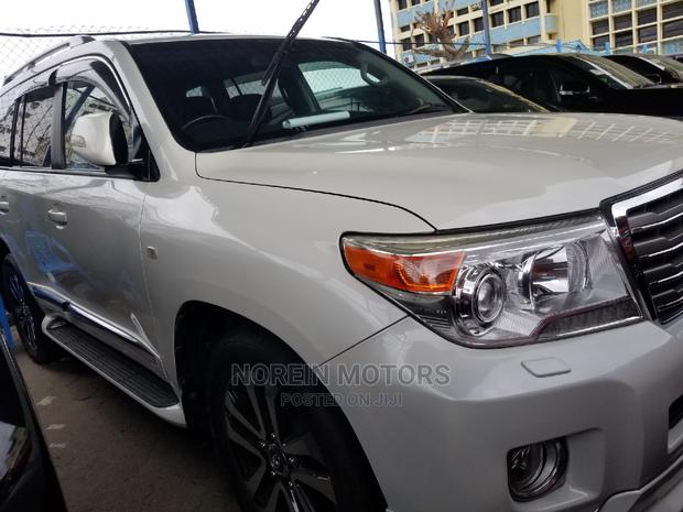 White Toyota Land Cruiser 2016: Ultimate Off-Road Experience