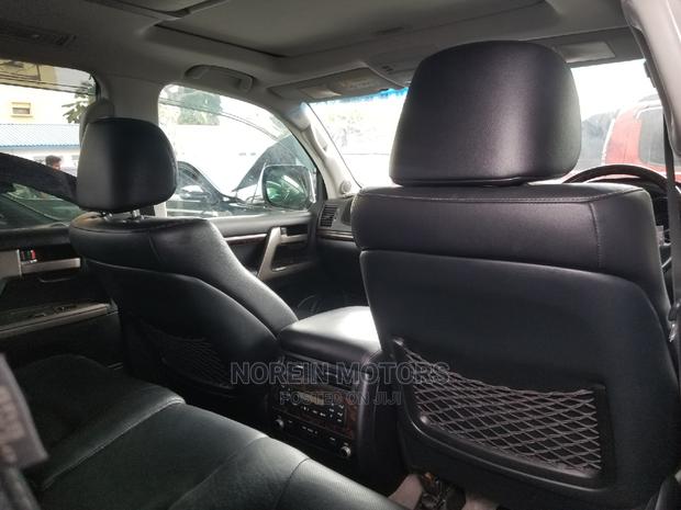 White Toyota Land Cruiser 2016: Ultimate Off-Road Experience