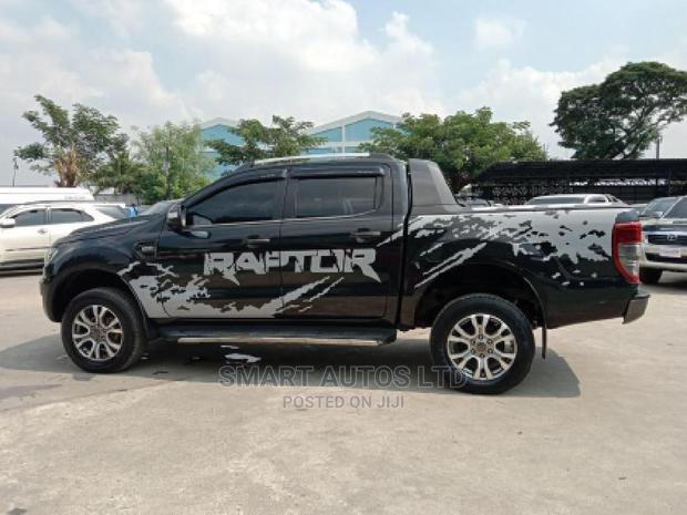 Ford Ranger 2015 Black Edition: Versatile Off-Roader