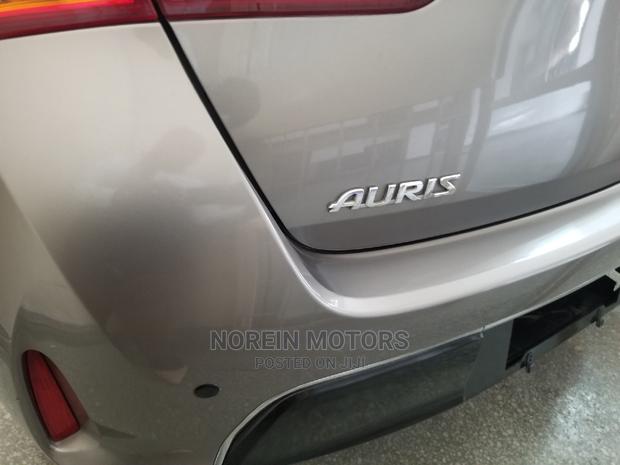 2015 Toyota Auris Gray: Stylish & Efficient