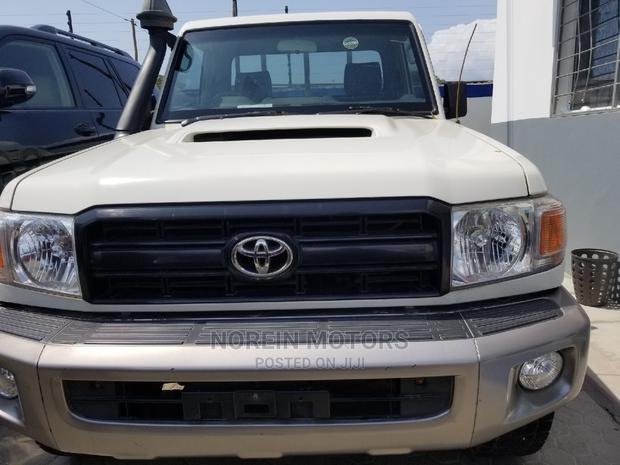 2015 Toyota Land Cruiser in White: Ready for Your Journey