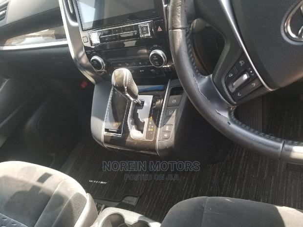 2015 Toyota Vellfire Pearl: Reliable Minivan with Premium Features