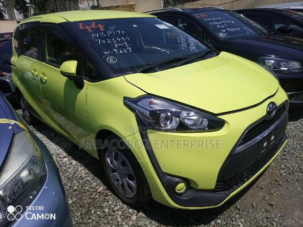 Toyota Sienta 2014 Yellow