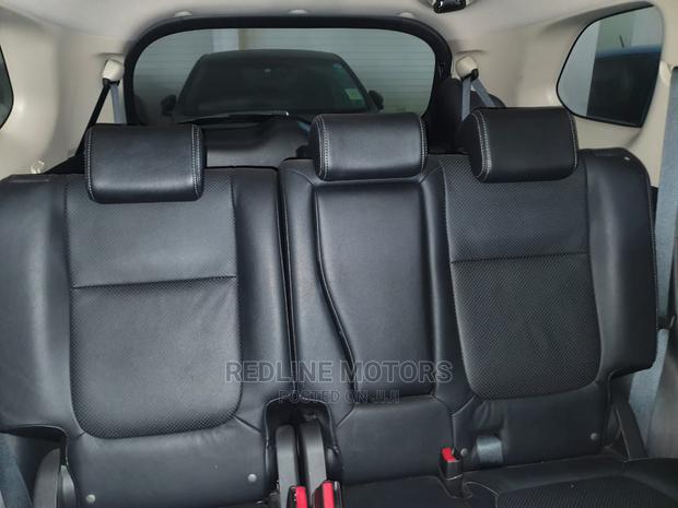 White Mitsubishi Outlander 2016: Powerful and Reliable SUV