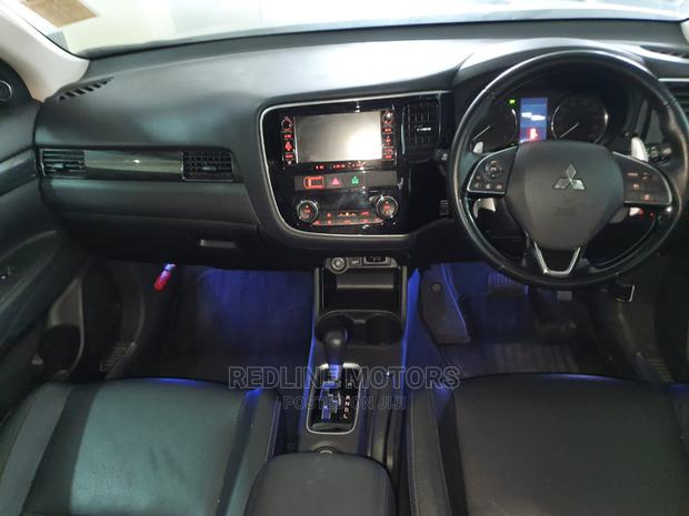 White Mitsubishi Outlander 2016: Powerful and Reliable SUV
