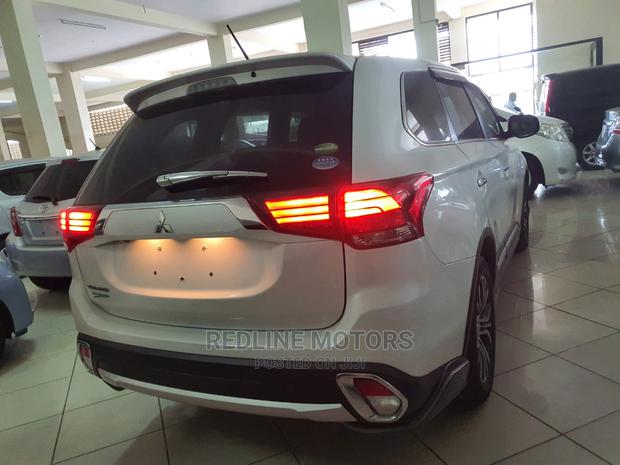 White Mitsubishi Outlander 2016: Powerful and Reliable SUV