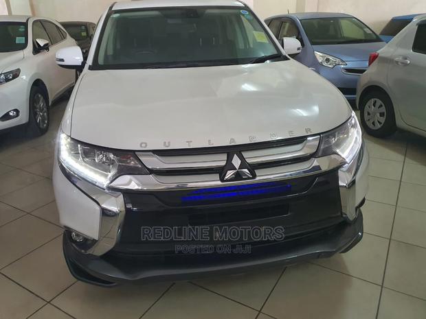 White Mitsubishi Outlander 2016: Powerful and Reliable SUV