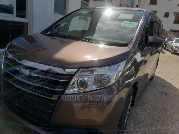 2015 Toyota Noah: Spacious and Stylish Family Minivan