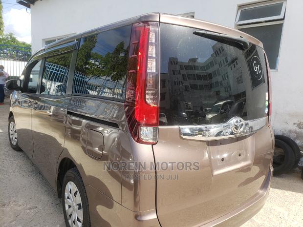 2015 Toyota Noah: Spacious and Stylish Family Minivan