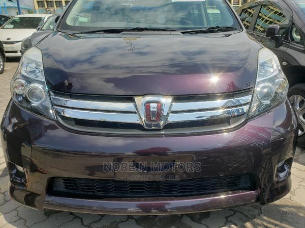 2015 Toyota ISIS in Purple - Sleek Sedan for Your Drive