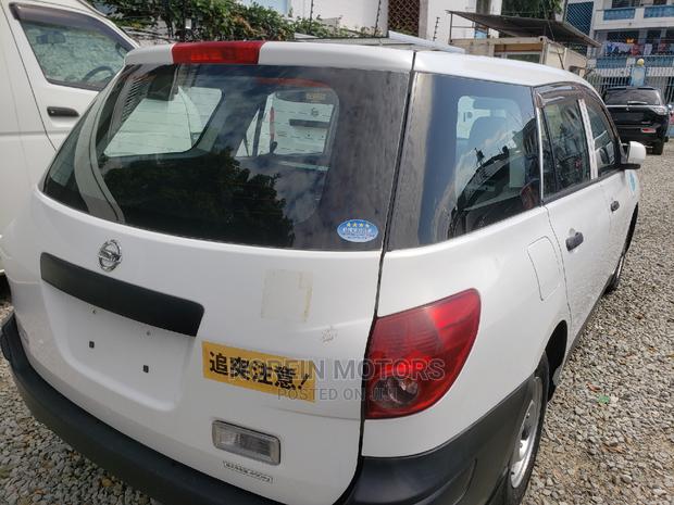 Off White Nissan Advan 2015: Sophisticated Design
