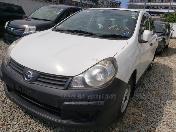 Off White Nissan Advan 2015: Sophisticated Design