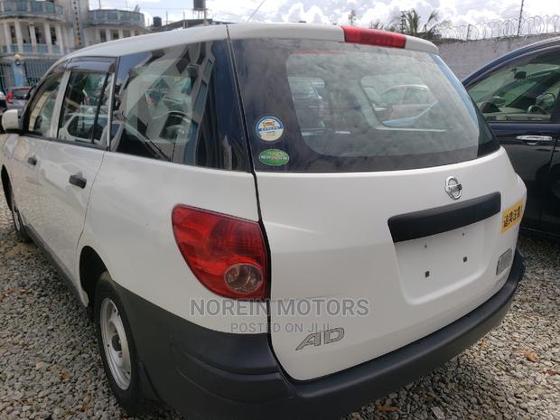 Off White Nissan Advan 2015: Sophisticated Design