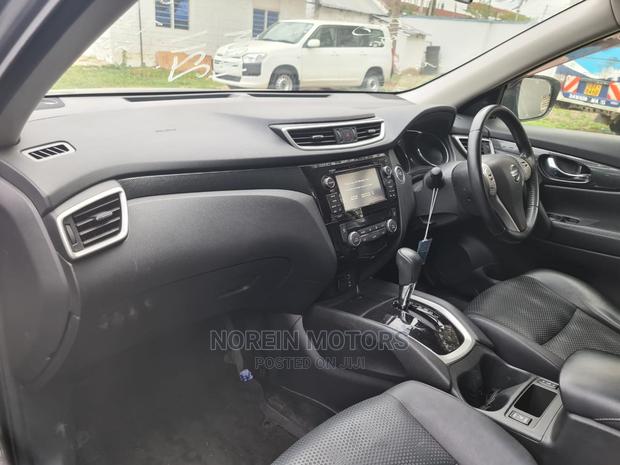 Gray Mercedes-Benz C200 2014: High-Quality Pre-Owned Luxury Car
