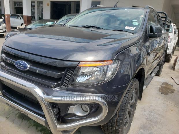Black Ford Ranger 2014: Tough Truck, Tougher Looks