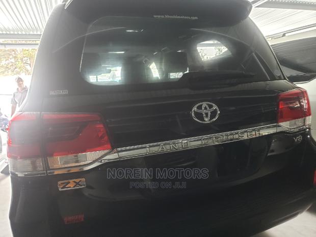 Black 2016 Toyota Land Cruiser: Experience the Adventure in Style