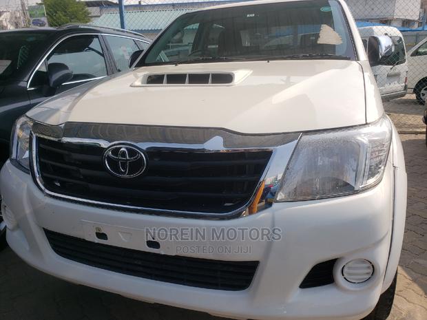Toyota Hilux 2014 - White - SR5 6-Speed Manual Double Cab