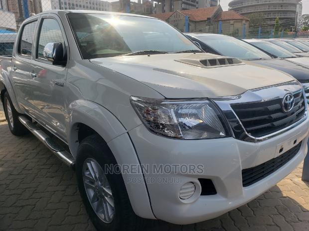 Toyota Hilux 2014 - White - SR5 6-Speed Manual Double Cab