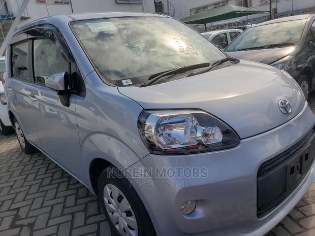 2015 Toyota Porte in Silver: Premium Quality, Affordable Price!