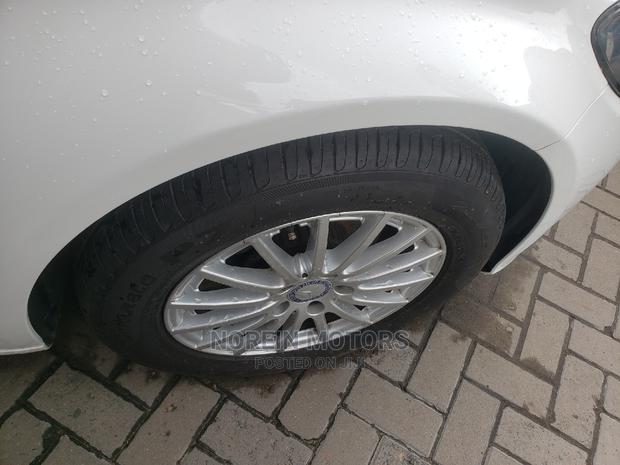 Off-White 2015 Mercedes-Benz C180 Sedan: Premium Style