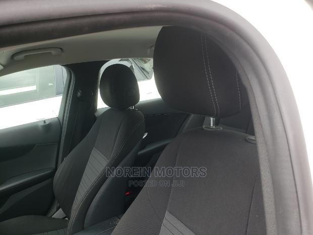 Off-White 2015 Mercedes-Benz C180 Sedan: Premium Style