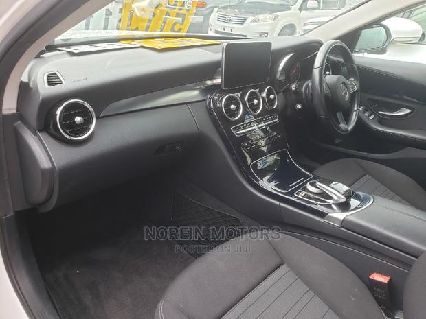 Off-White 2015 Mercedes-Benz C180 Sedan: Premium Style
