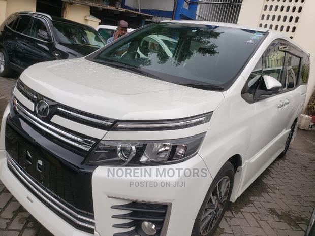 2015 Toyota Voxy White: Stylish Minivan Listing